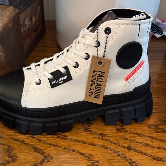 Palladium REVOLT STAR WHITE High-Top Lace-Up Boots with Black Toe Size 6 NIB - Picture 4 of 11
